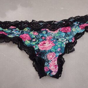 New Candie's lacy thong. Size Medium. NWOT